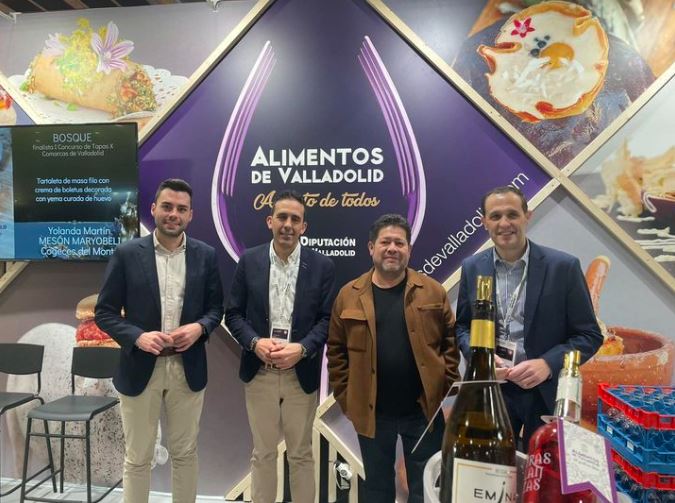 Víctor Gutiérrez con dos estrellas michelines en el stand de Alimentos