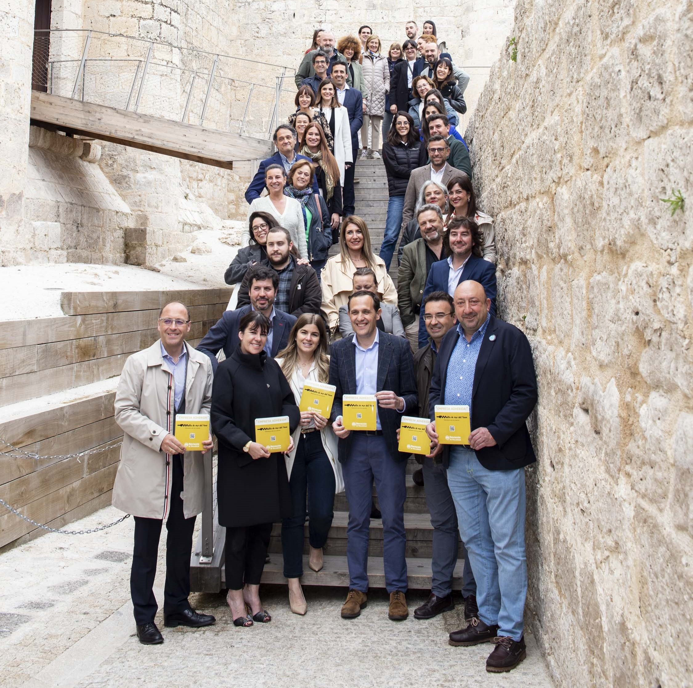 Empresas adheridas a la milladeorodelvino posando con los distintivos en