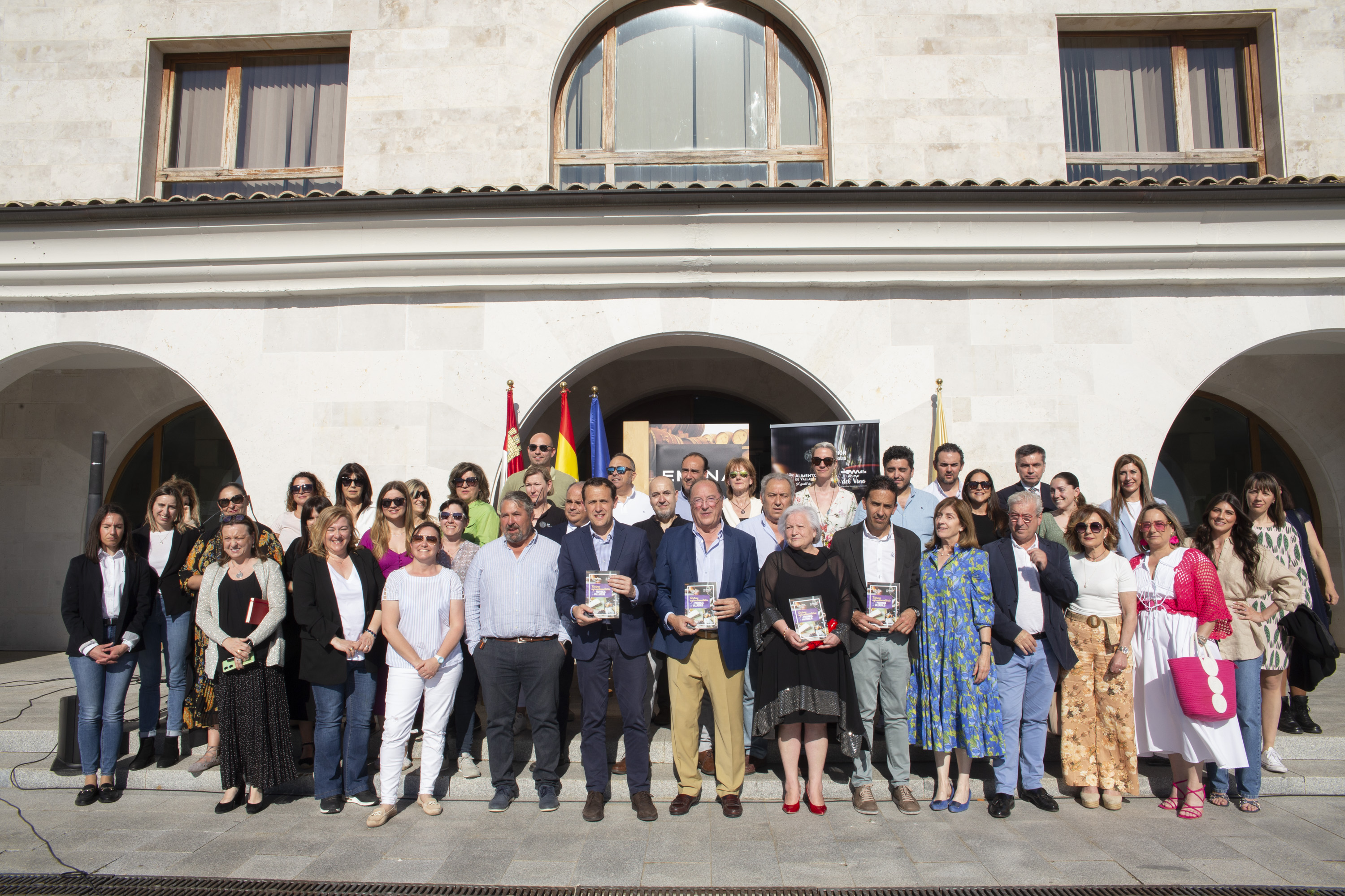 Foto de grupo de la presentación de la guía de turismo agroalimentario en la bodega Emina de Valbuena de Duero