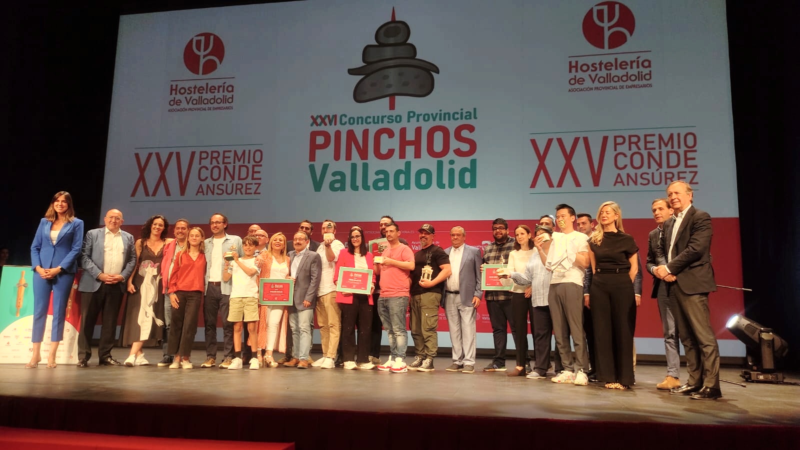 Los ganadores del certamen posan en una foto de familia junto a las autoridades.