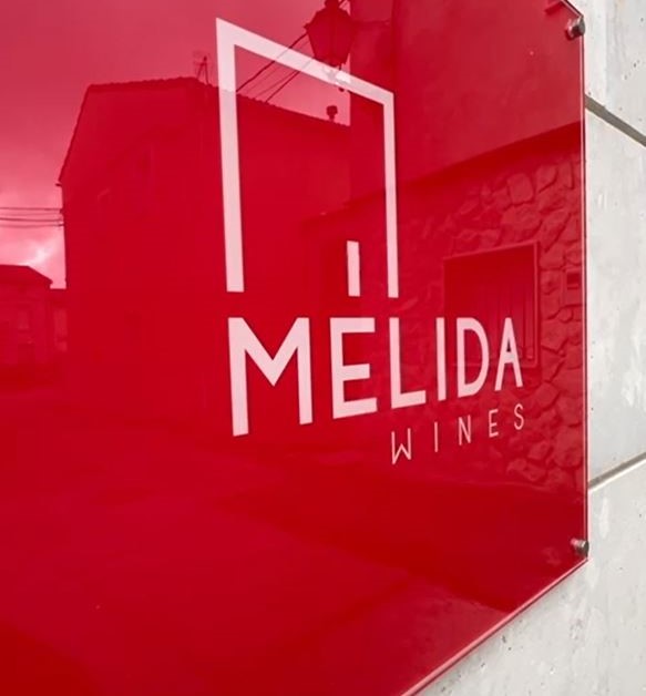 Cartel de Mélida Wines en su establecimiento