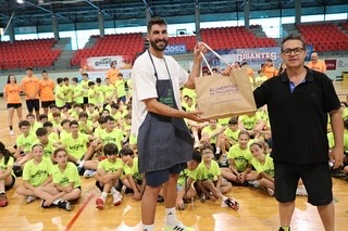 Dani Diez con mandil y bolsa de Alimentos de Valladolid