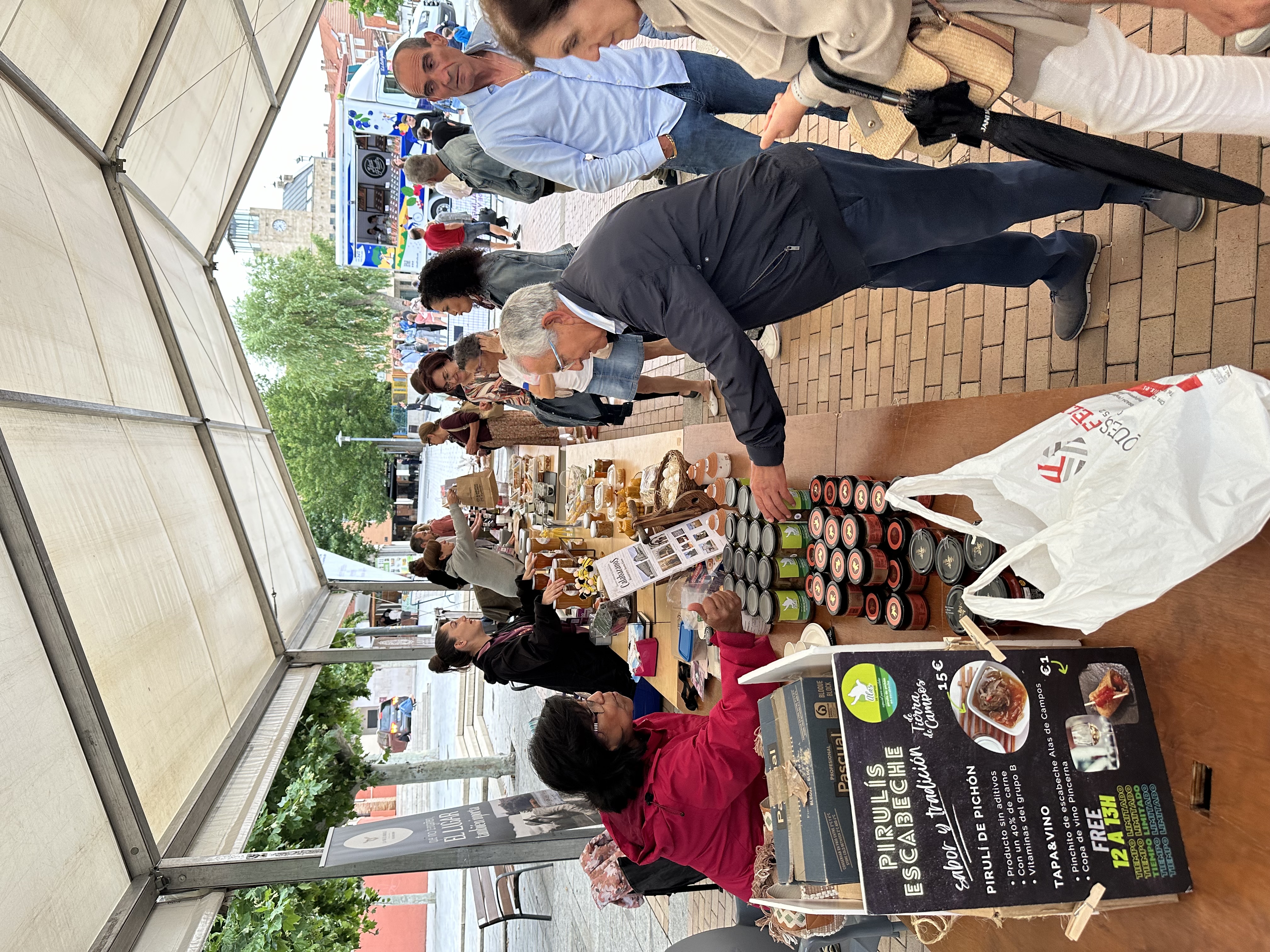 GENTE COMPRANDO EN LOS PUESTOS DEL PRIMER FESTIVAL GASTRONOMICO DE LA CISTERNIGA