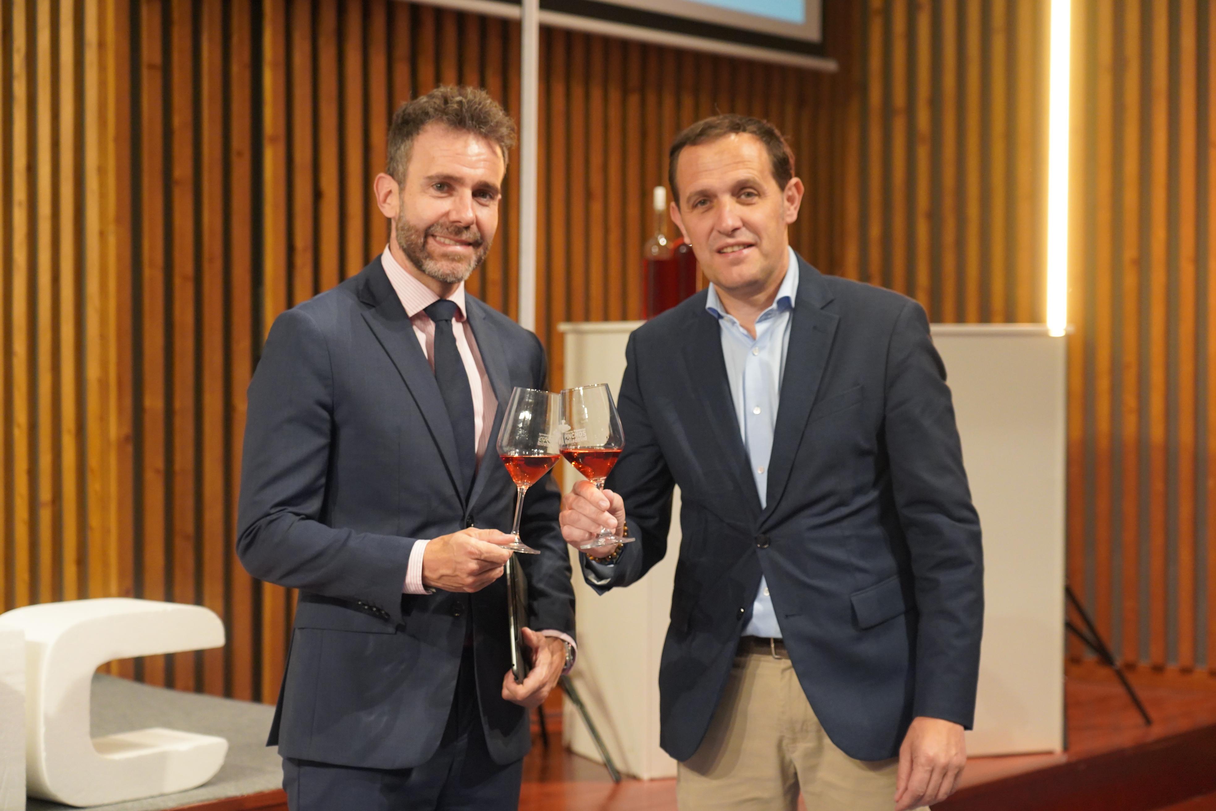 Autoridades posan con el Vino Oficial del Curso, de Bodegas Vizar