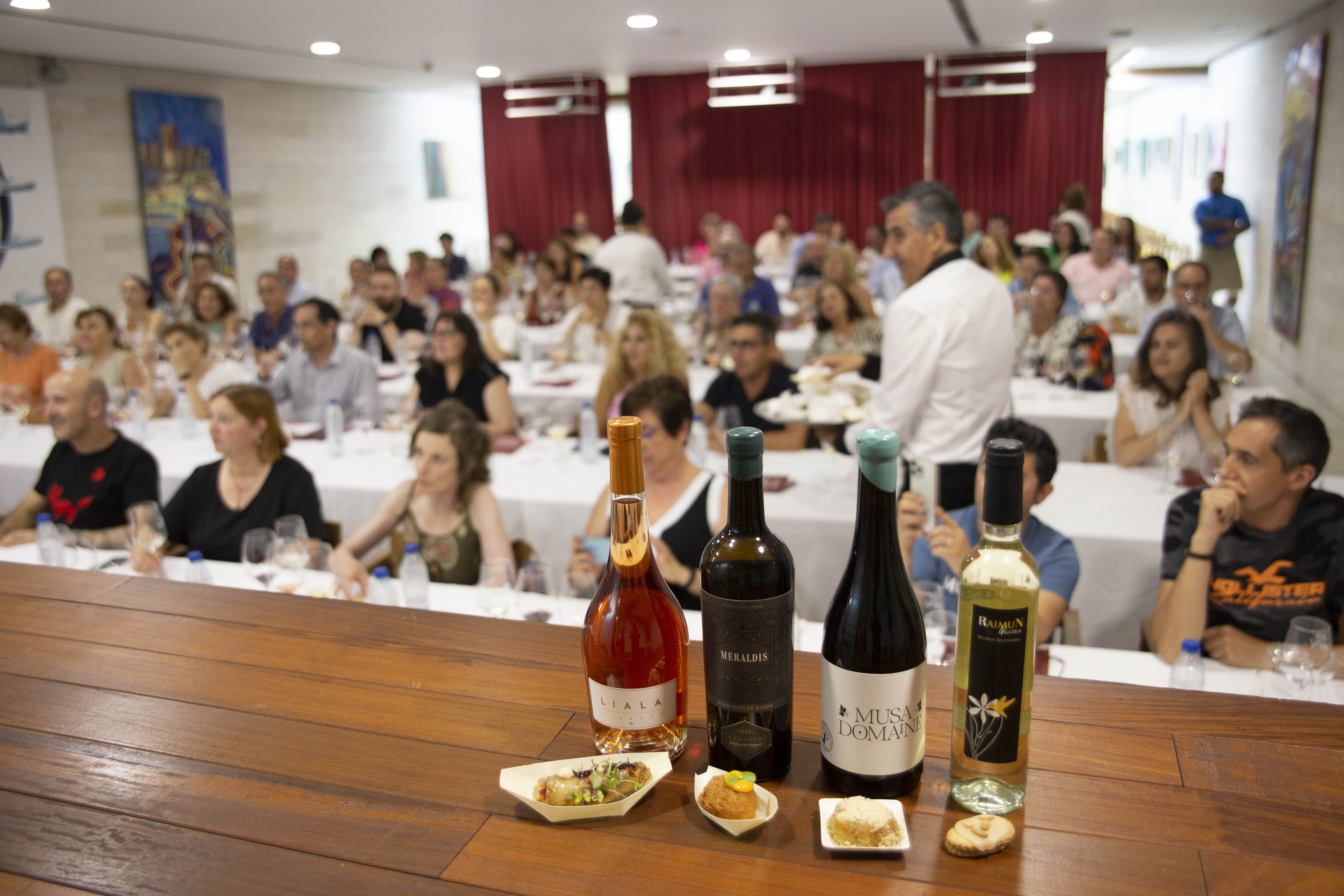 Plantel de vinos y tapas protagonistas de la cata maridaje del sábado.