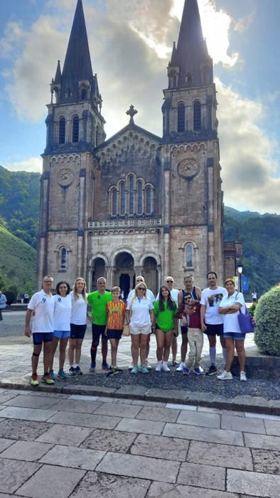 Grupo de peregrinación en Covadonga.