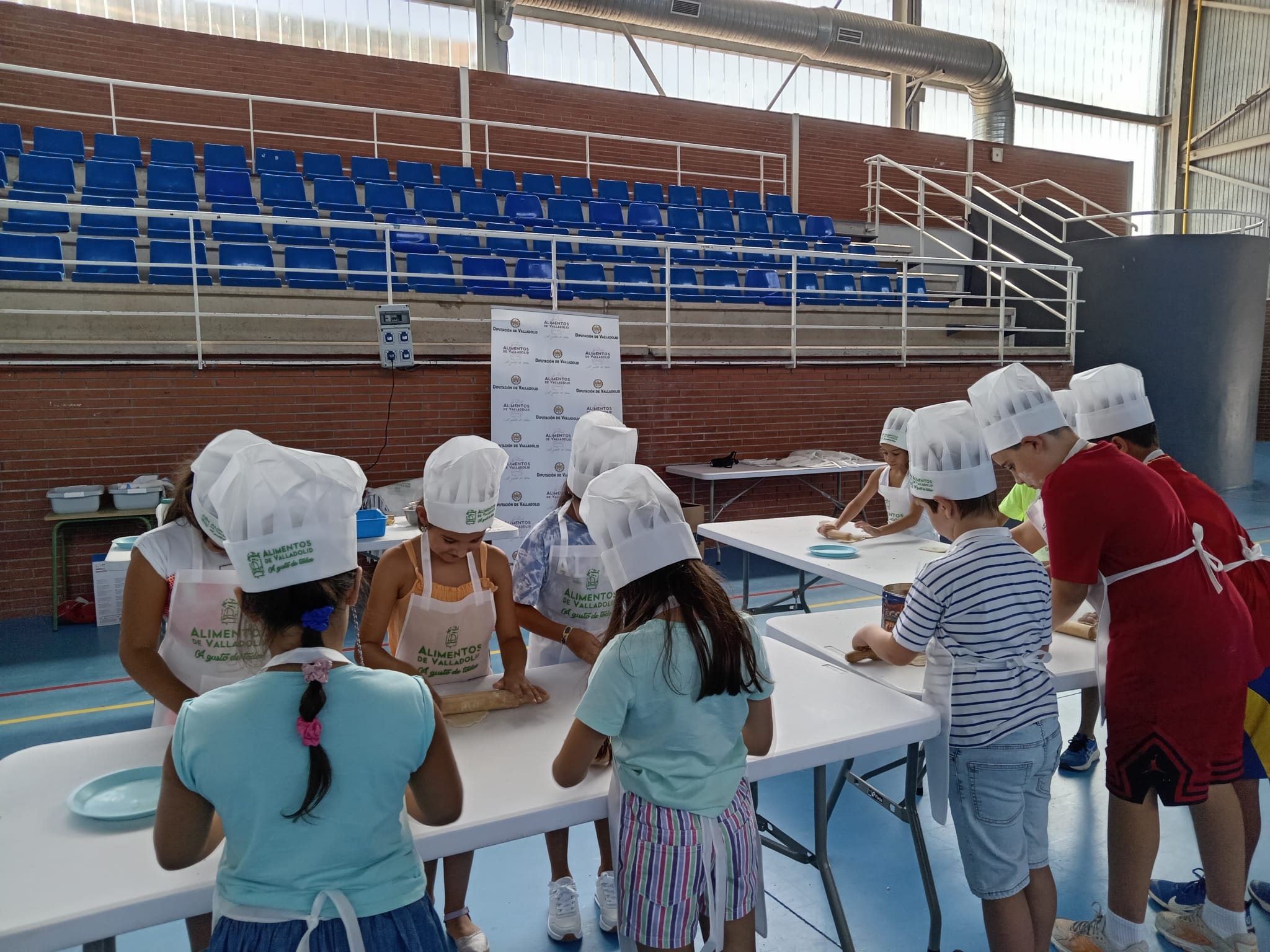 Los participantes disfrutan del taller de elaboración de pan en Renedo.