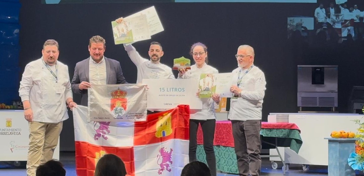 FOTO DE LOS PREMIADOS CON LA BANDERA DE CYL